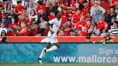 Aurelien Tchouameni del Real Madrid celebra tras anotar el primer gol de su equipo en el encuentro ante el Mallorca en la liga española el sábado 13 de abril del 2024.&nbsp;