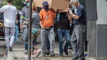 Trabajadores cargan los restos de una persona en un ata&uacute;d de cart&oacute;n en el Cementerio General en Guayaquil, Ecuador, el lune s 6 de abril de 2020.&nbsp;