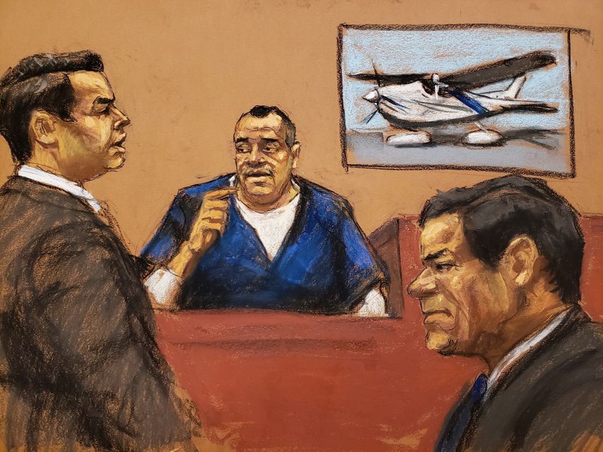 Reproducción fotográfica de un dibujo realizado por la artista Jane Rosenberg donde aparece el fiscal Anthony Nardozi (i) mientras interroga a Isaías Valdez Ríos (c) frente al narcotraficante Joaquín El Chapo Guzmán (d) en el tribunal del Distrito Sur en Brooklyn, Nueva York.