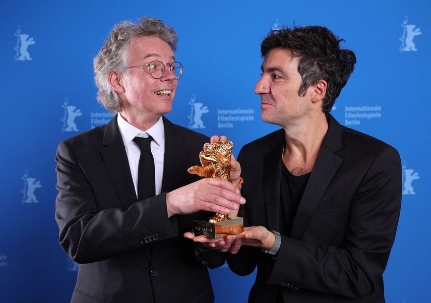 El director alemán Ilker Catak (derecha) y el productor de cine alemán Ingo Fliess posan durante una sesión fotográfica después de ganar el Oso de Oro a la Mejor Película por Gelbe Briefe (Yellow Letter) en la 76.ª Berlinale, el primer gran festival de cine europeo del año, en Berlín el 21 de febrero de 2026.