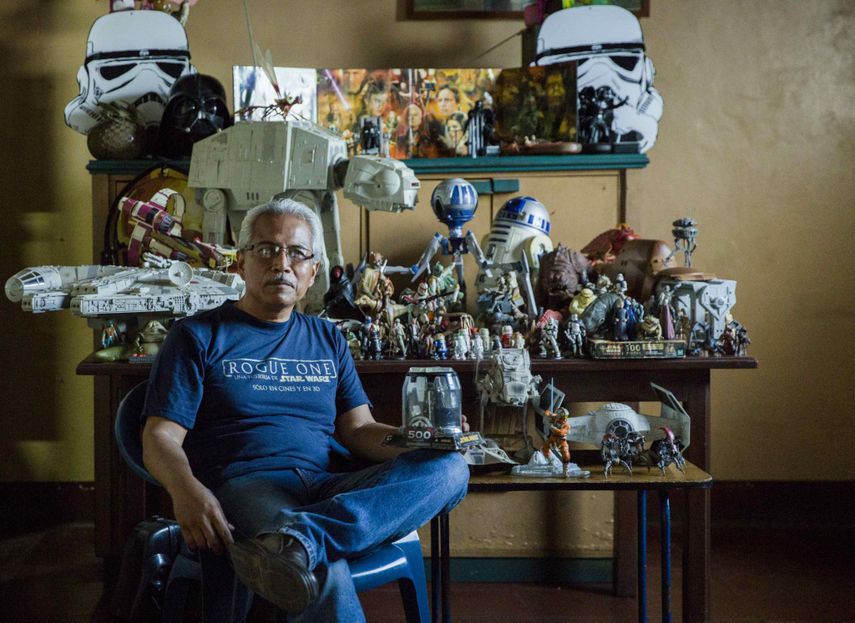 Rafael Eugenio Lara, con medio siglo de edad encima, tiene en su casa, en Managua, más de medio millar de objetos de La Guerra de las Galaxias.