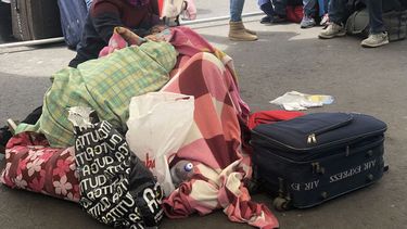 Familias enteras esperan en las fronteras de Colombia y Ecuador para poder llegar a su destino.