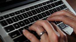 &nbsp;Una persona frente a una computadora&nbsp;