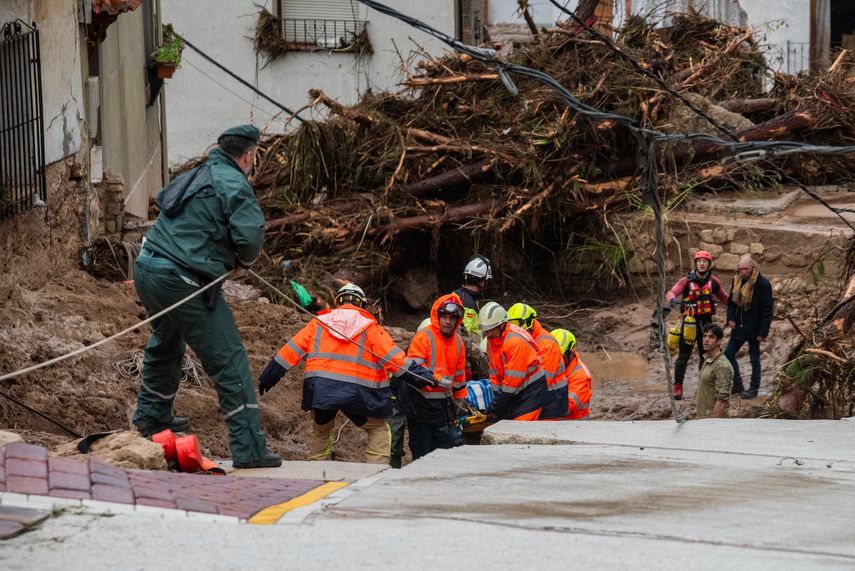 Varios servicios de emergencias ayudan en las labores de rescate, a 29 de octubre de 2024, en Letur, Albacete, Castilla-La Mancha (España). El casco antiguo de Letur, en la Sierra de Segura, se ha llevado la peor parte, con el desbordamiento del arroyo y sus calles se han convertido en un torrente, donde el agua ha arrasado con todo a su paso. En torno a 30 personas se han quedado atrapadas en sus viviendas en el centro de Letur, en el entorno de la Plaza del Ayuntamiento, por la riada. Cinco personas más permanecen en un restaurante y otra más ha pedido ayuda desde el paraje La Cascada, cercano a la localidad.