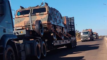 Convoy con componentes del sistema Astros 2020 de lanzamiento de cohetes en foto difundida el 11AGO20.&nbsp;