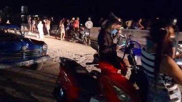 Cubanos en el malecón de Baracoa ven la salida de los balseros.&nbsp;