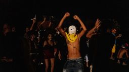 Personas protestan pidiendo el restablecimiento del servicio eléctrico que colapsó el martes pasado por la devastación del huracán Ian en Bacuranao, Cuba