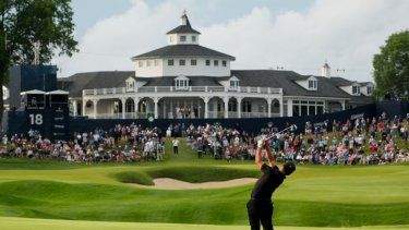 Xander Schauffele tira desde el fairway en el hoyo 18 en la segunda ronda del Campeonato de la PGA en el Valhalla Golf Club el viernes 17 de mayo del 2024.