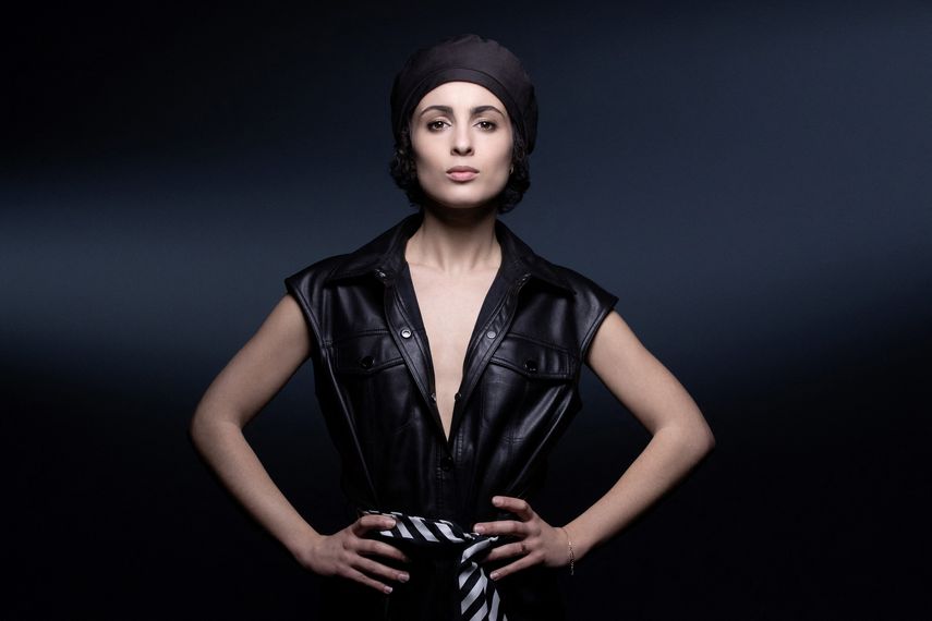 En esta foto de archivo tomada el 3 de febrero de 2021, la cantante y músico francesa Barbara Pravi posa durante una sesión de fotos en París.&nbsp;