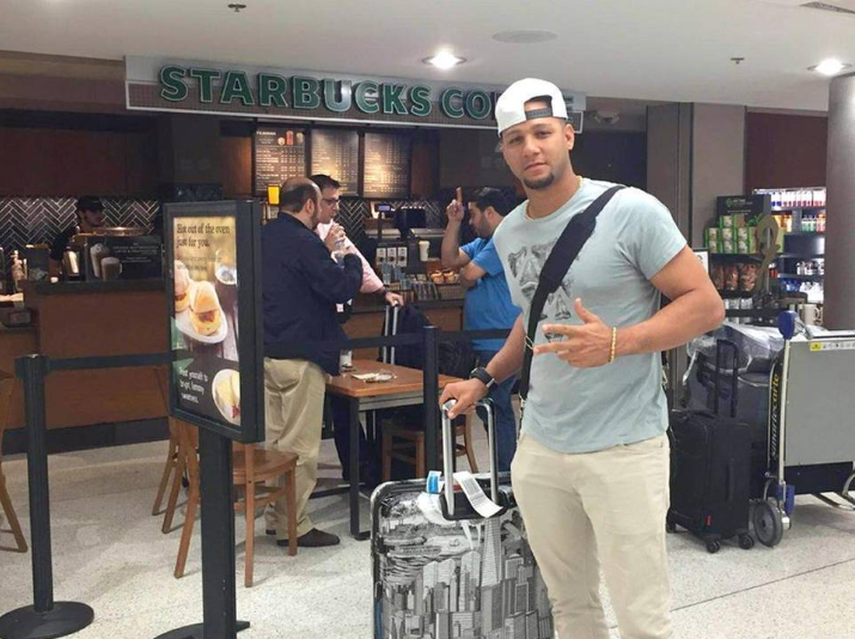 Yulieski Gourriel fue visto en el aeropuerto de Miami, donde posó para hacerse fotos. (CAPTURA TWITTER)