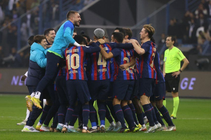 Jugadores del FC Barcelona celebran la conquista de la Supercopa de España ante el Real Madrid en Arabia Saudí