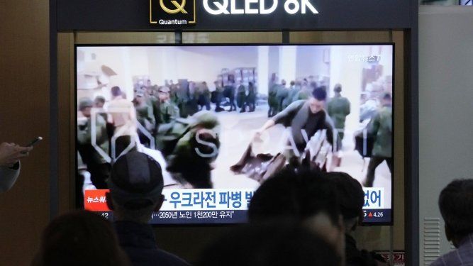 Una pantalla de televisión conoce una imagen de soldados que se cree proceden de Corea del Norte, en fila para recibir suministros de Rusia, durante un programa de noticias en la estación de tren de Seúl, en Corea del Sur, el lunes 21 de octubre de 2024.&nbsp;