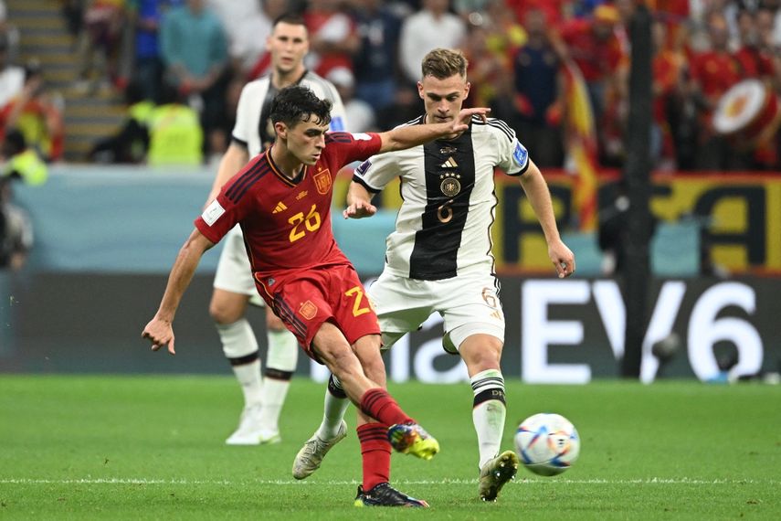 El mediocampista español, Pedri, disputa el balón con Joshua Kimmich, de Alemania, en el cerrado duelo entre ambas selecciones en el Mundial de Catar 2022.