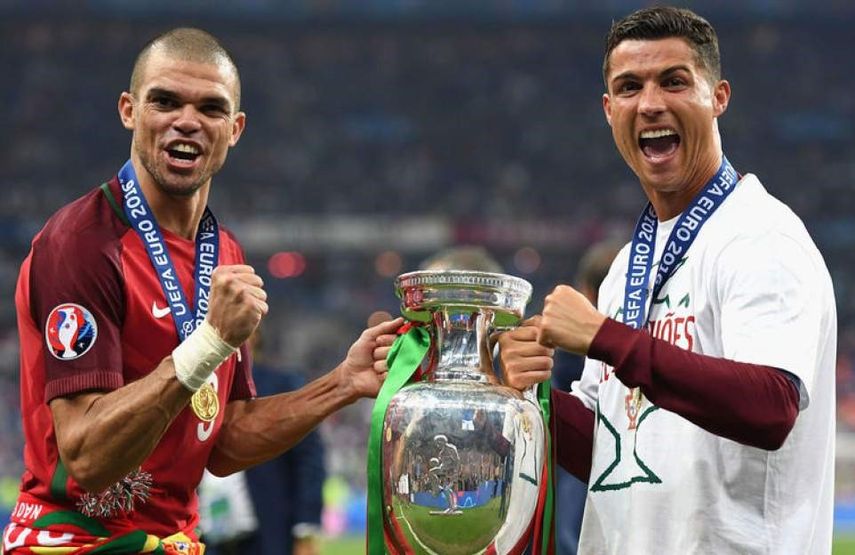 Cristiano Ronaldo y Pepe figuran entre los acandidatos tras ganar la Eurocopa. (EFE)