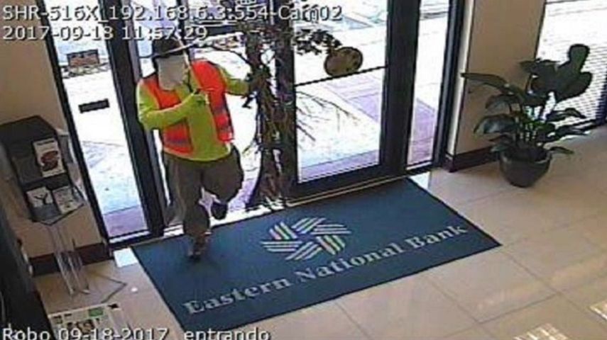 Imagen de una cámara de seguridad que muestra al asaltante de un banco en la ciudad de Doral, en Florida.