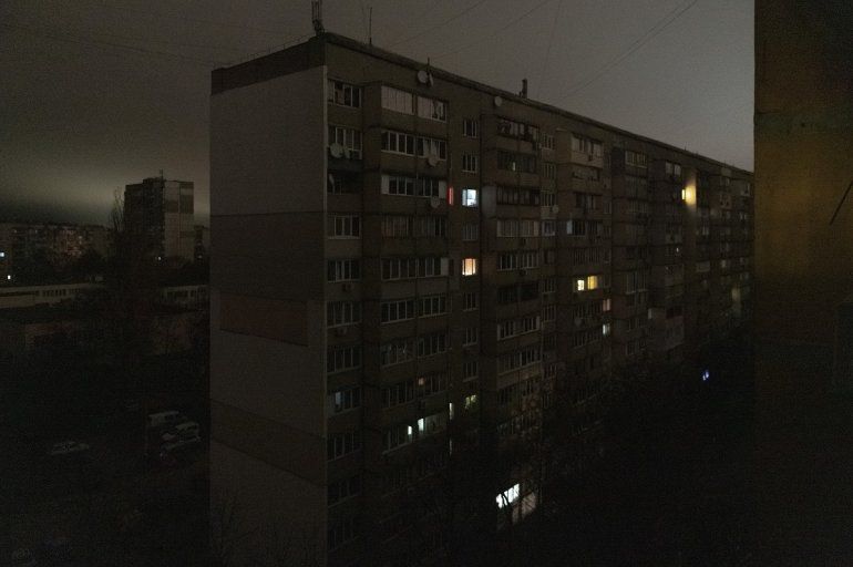 Algunas ventanas de un edificio de apartamentos se ven iluminadas durante un apagón en el centro de Kiev, Ucrania. el lunes 14 de noviembre de 2022. 