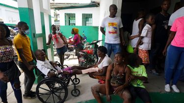 Personas heridas en un accidente automovilístico, sentadas a la derecha, esperan con otras personas heridas durante el terremoto para recibir radiografías en el Hospital General de Les Cayes, Haití. La OPS informó que continuará apoyando la lucha contra el COVID-19 en Haití.