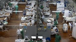 En esta foto de archivo tomada el 26 de marzo de 2021, los pacientes afectados por el coronavirus COVID-19 permanecen en un hospital de campaña instalado en un gimnasio deportivo, en Santo Andre, estado de Sao Paulo, Brasil. Marzo ya es, con mucho, el peor mes de la pandemia en Brasil, con casi 60.000 muertes, y los expertos predicen otro mes trágico en abril, con hospitales abrumados y obligados a elegir quién recibe atención.