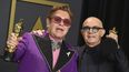 Elton John y Bernie Taupin, ganadores del premio a la mejor canción original por (Im Gonna) Love Me Again de Rocketman, posan en la sala de prensa de los Oscar en Los Ángeles el domingo 9 de febrero de 2020.&nbsp;