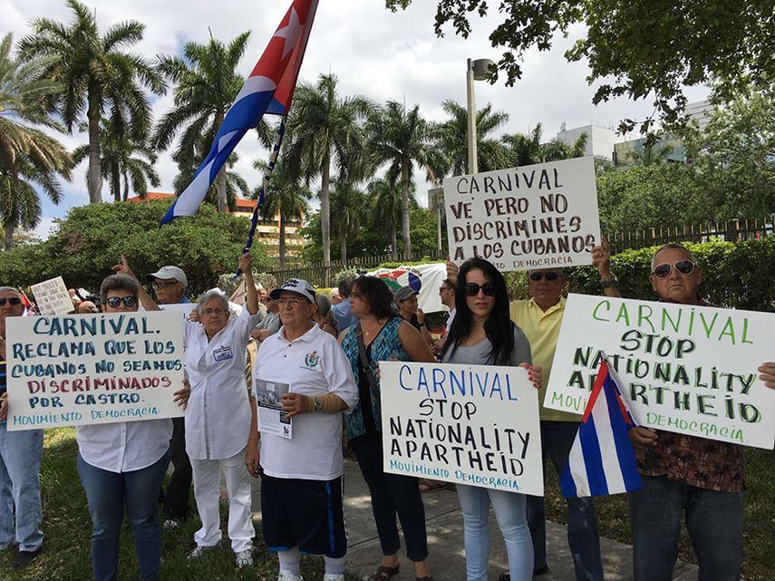 Un grupo de cubanos exiliados protestan frente la sede central de la compañía de cruceros Carnival. (ÁLVARO MATA)