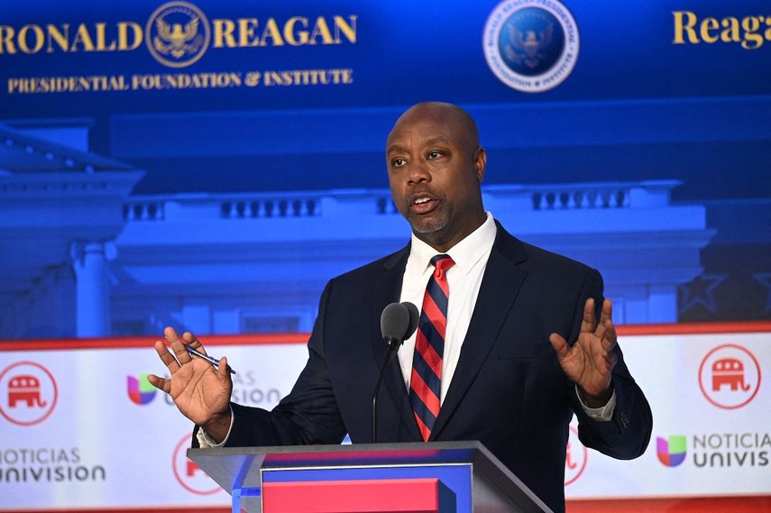 El senador estadounidense de Carolina del Sur, Tim Scott, habla durante el segundo debate de las primarias presidenciales republicanas en la Biblioteca Presidencial Ronald Reagan en Simi Valley, California, el 27 de septiembre de 2023.  