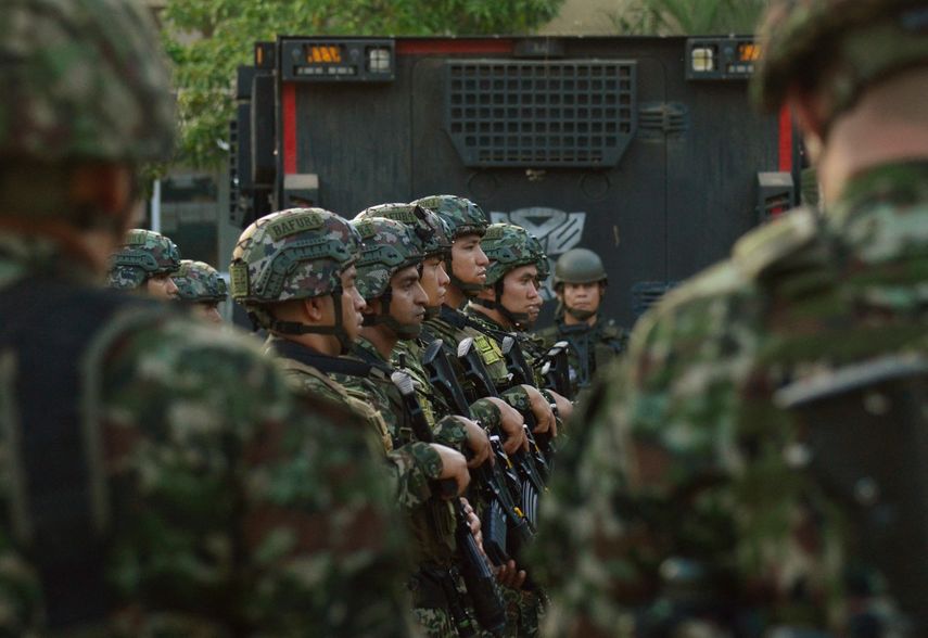 Militares de Colombia se preparan para patrullar las calles tras los recientes enfrentamientos entre guerrillas en el Norte de Santander el 20 de enero de 2025