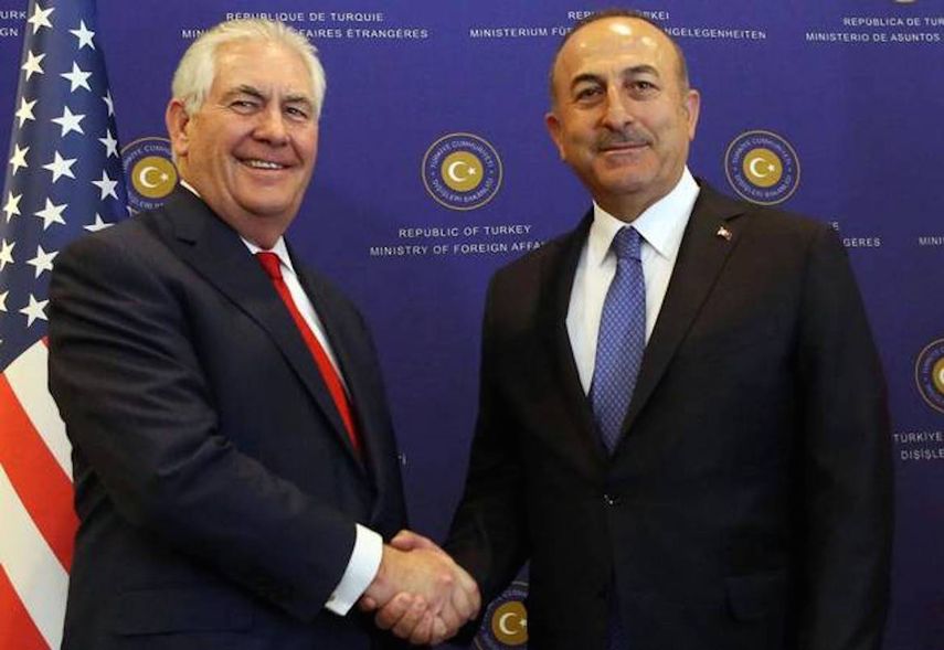 El presidente de Turquía, Recep Tayyip Erdogan (d), posa para los fotógrafos con el secretario de Estado estadounidense, Rex&nbsp;Tillerson&nbsp;(i), en una rueda de prensa en Ankara (Turquía).