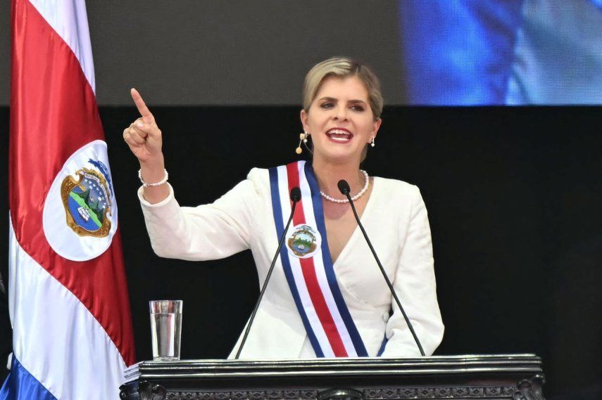 La nueva presidenta de Costa Rica, Laura Fernández, durante su ceremonia de investidura presidencial en el Estadio Nacional en San José, el 8 de mayo de 2026.