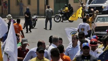 Un paramilitar del r&eacute;gimen de Nicol&aacute;s Maduro se observa apuntando con una pistola a pocos pasos del presidente encargado de Venezuela, Juan Guaid&oacute; se reun&iacute;a&nbsp;con partidarios en Barquisimeto, Venezuela.