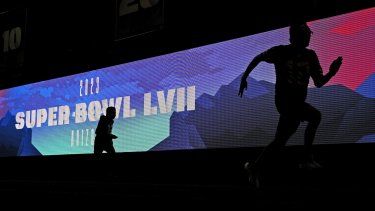 Aficionados realizan la carrera de 40 yardas en el NFL Experience antes del Super Bowl el sábado 11 de febrero del 2023.&nbsp;