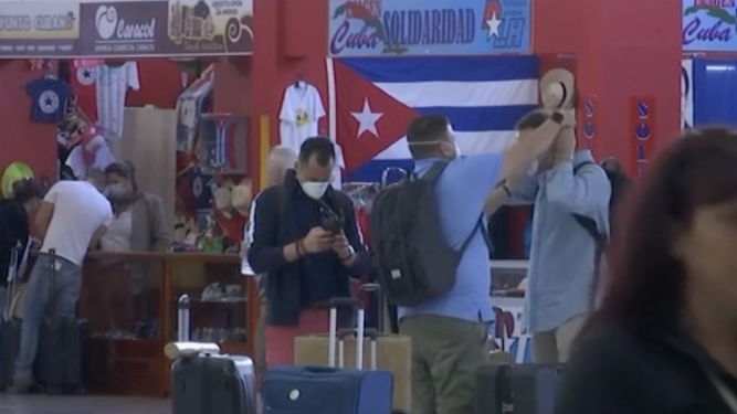 Captura de video de AP, de unos viajeros en Cuba que se tapan la boca y la nariz ante la amenaza del coronavirus.&nbsp;