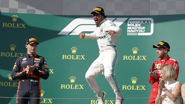 El británico lidera el campeonato con 225 puntos. Lo sigue su compañero de escudería Valtteri Botas, con 184 unidades, mientras la casilla tres la ocupa Max Vertappen con 162. Sebastian Vettel, de Ferrari, es cuatro con 141 puntos y quinto es su compañero de equipo Charles Leclerc con 120 puntos.