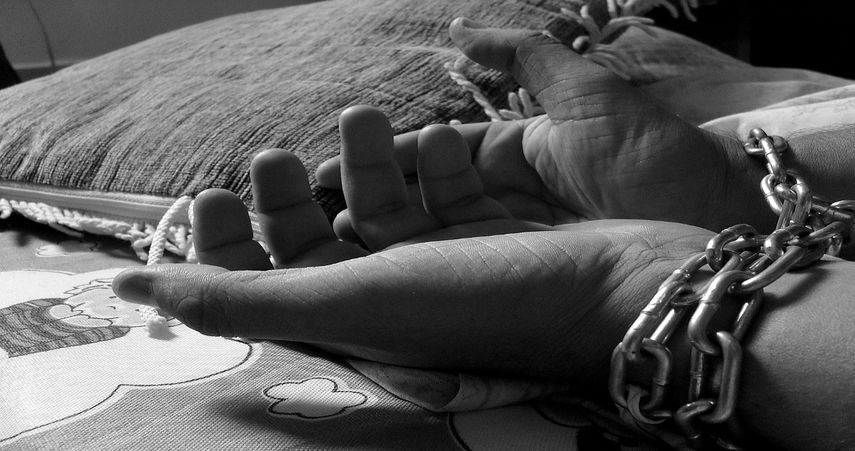 La trata de personas, que consiste en la compra venta y explotación de niños y adultos para diversos fines como tráfico de órganos y la realización de trabajos forzados