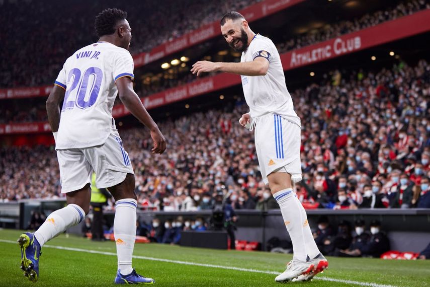 El francés Karim Benzema festeja con el brasileño Vinícius Júnior, luego de anotar en el partido ante el Athletic Bilbao, el miércoles 22 de diciembre de 2021 (AP Foto/Ricardo Larreina)