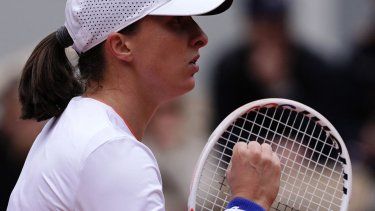 La polaca Iga Swiatek reacciona después de un punto durante su partido de octavos de final individual femenino contra la rusa Anastasia Potapova en la cancha Philippe-Chatrier el octavo día del torneo de tenis del Abierto de Francia en el complejo Roland Garros en París el 2 de junio de 2024. &nbsp;