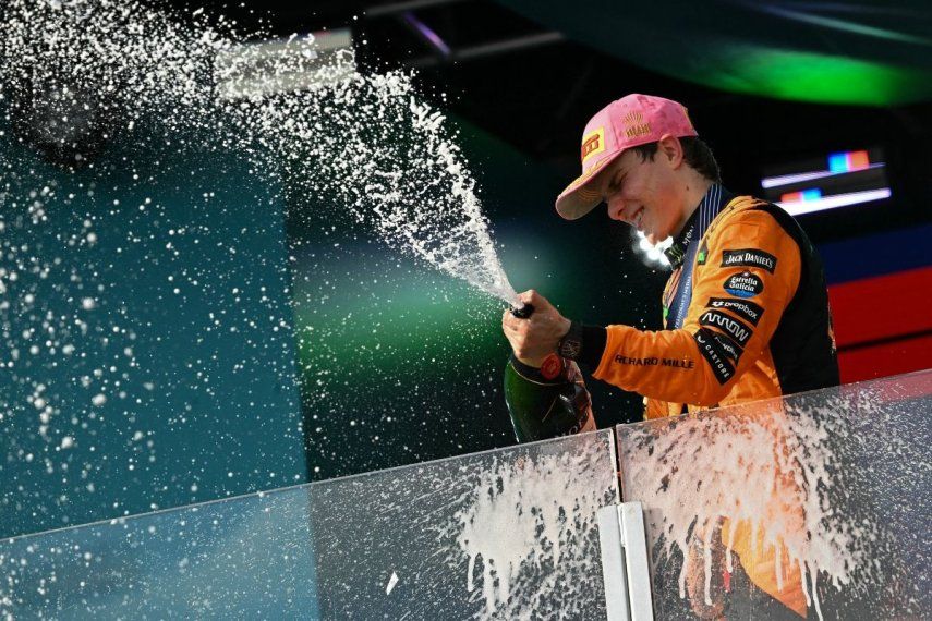 El piloto australiano Oscar Piastri, de McLaren, celebra luego de ganar el Gran Premio de Miami, el 4 de mayo de 2025.