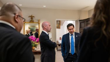 El secretario de Estado y Asesor de Seguridad Nacional Marco Rubio y el asesor presidencial y subjefe de gabinete Stephen Miller el 14ABR24. De espaldas, Steven Cheung, director de Comunicaciones de la Casa Blanca. 