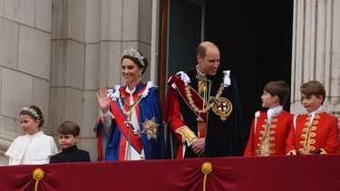 La princesa Charlotte, el príncipe Luis, Kate Middleton, princesa de Gales de Gran Bretaña, el príncipe William, el príncipe de Gales de Gran Bretaña, el paje de honor y el príncipe George de Gales de Gran Bretaña en el balcón del Palacio de Buckingham para ver el vuelo de la Royal Air Force en el centro de Londres el 6 de mayo de 2023, después de las coronaciones del rey Carlos III y la reina Camila.