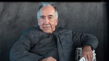 En esta foto de archivo tomada el 14 de noviembre de 2019, el poeta español Joan Margarit posa en Barcelona tras ser galardonado con el Premio de Literatura Miguel de Cervantes 2019.&nbsp;