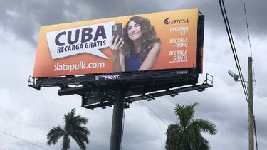 Valla de carretera con logo de empresa castrista causa indignación en el exilio