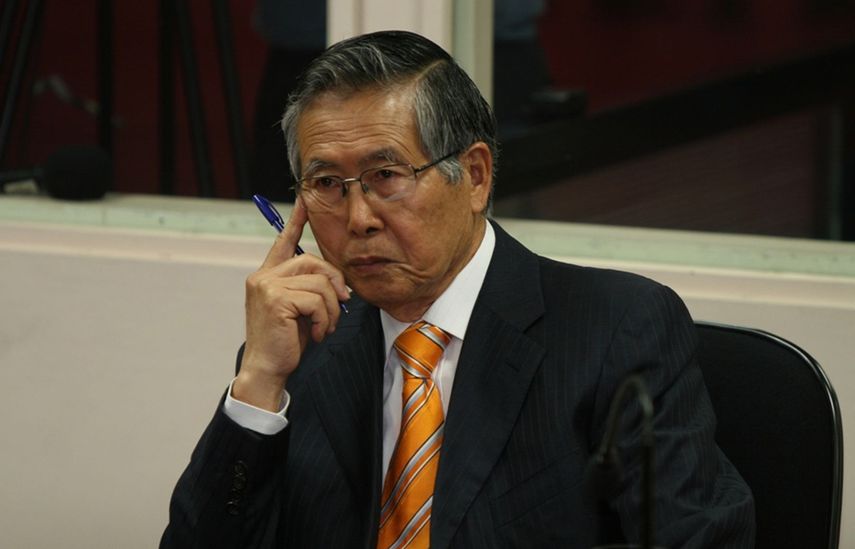 Alberto Fujimori cumple una sentencia de 25 años de cárcel desde 2009 por delitos de lesa humanidad, tras haber sido declarado autor mediato (con dominio del hecho) de dos matanzas cometidas por el grupo militar encubierto Colina y por el secuestro d