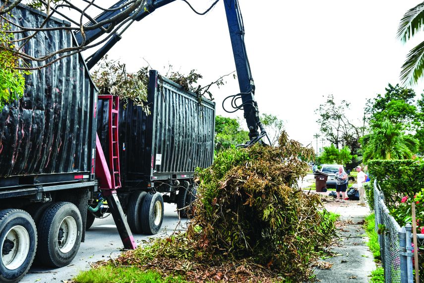 Camiones recogen la basura causada por el huracán Irma, en la ciudad de Hialeah.