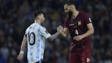 El argentino Lionel Messi (izquierda) saluda al venezolano Jhon Chancellor luego de un juego entre ambas selecciones en las eliminatorias rumbo al Mundial de Catar.