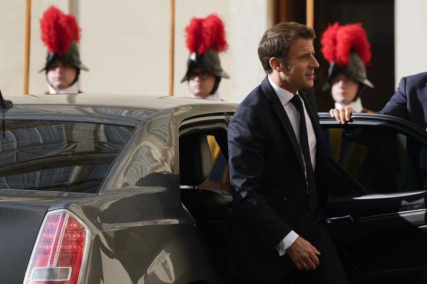 El presidente de Francia, Emmanuel Macron, llega al Vaticano para reunirse con el papa Francisco el lunes 24 de octubre de 2022.&nbsp;