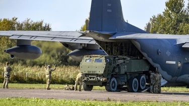 Soldados cargan un Sistema de Cohetes de Artillería de Alta Movilidad (HIMARS) desde un avión MC-130J de Operaciones Especiales de EEUU durante ejercicios militares en el Aeropuerto Spilve en Riga, Letonia, el 26 de septiembre de 2022.