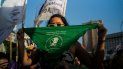 Una mujer sostiene un pañuelo verde en una movilización a favor de la legalización del aborto en Argentina mientras su aprobación se debate en el Senado del país, en Buenos Aires, Argentina, a 29 de diciembre de 2020. Una mujer sostiene un pañuelo verde en una movilización a favor de la legalización del aborto en Argentina mientras su aprobación se debate en el Senado del país, en Buenos Aires, Argentina, a 29 de diciembre de 2020.
