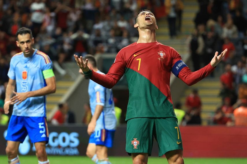 Cristiano Ronaldo reacciona tras desperdiciar una ocasión de gol en el partido entre Portugal y España por la Liga de las Naciones en Braga, el 27 de septiembre de 2022.&nbsp;