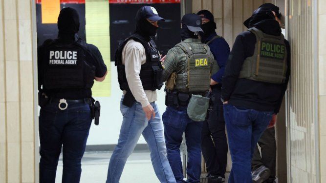 Oficiales de ICE y de la DEA en los pasillos de la corte de inmigración en el Edificio Federal Jacob K. Javitz el 10 de junio de 2025 en la ciudad de Nueva York, a la espera de los inmigrantes a quienes les fue negado el asilo.