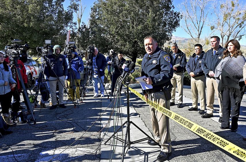 El sargento de la Patrulla de Caminos de California, Brian Pennings, habla con la prensa despu&eacute;s de que un hombre abriera fuego a bordo de un cami&oacute;n Greyhound antes de que el conductor se detuviera en el borde de la carretera en Lebec, California, el lunes 3 de febrero de 2020.