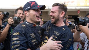 El piloto holandés de Red Bull Racing Max Verstappen (L) es abrazado por un compañero de equipo mientras el equipo Red Bull Racing celebra ganar el título de Constructores